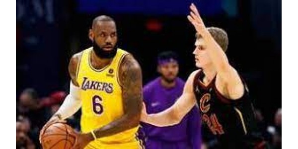Fuerte ráfaga de LeBron ayuda a ganar a Los Ángeles Lakers